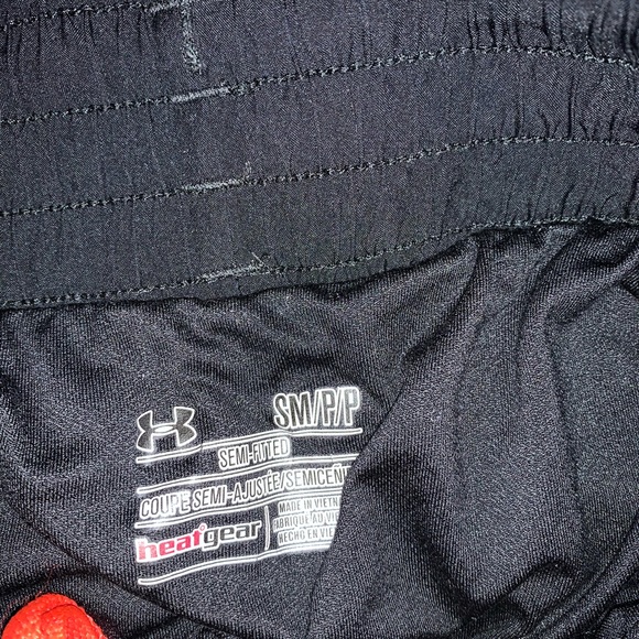 Black Under Armour athletic shorts - Picture 2 of 2